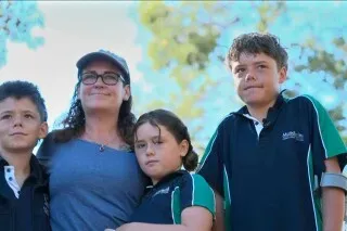 أوستن أبيلبي، البالغ من العمر 13 عامًا، مع والدته جوان وشقيقيه بو وغريس، بعد إنقاذهم من الغرق قبالة الساحل الأسترالي.