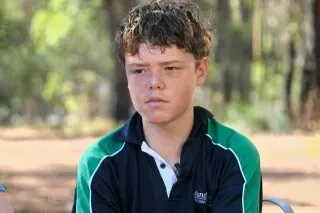 أوستن أبيلبي، صبي يبلغ من العمر 13 عامًا، يتحدث بجدية بعد إنقاذ عائلته من الغرق في البحر الأسترالي.