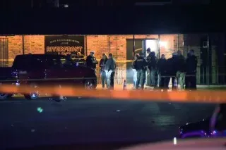 مشهد من موقع إطلاق النار في ريفر فرونت لايف، حيث تجمع رجال الشرطة للتحقيق في الحادث الذي أسفر عن إصابة تسعة أشخاص.