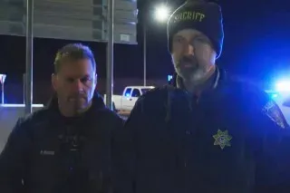 مأمور شرطة يتحدث مع وسائل الإعلام بعد حادث إطلاق نار في ميسوري، حيث قُتل نائب وجرح آخرون خلال تبادل لإطلاق النار مع المشتبه به.