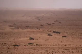 مركبات عسكرية تتحرك في صحراء جنوب غرب المغرب خلال مناورات "African Lion"، أكبر تمرين عسكري مشترك في أفريقيا.