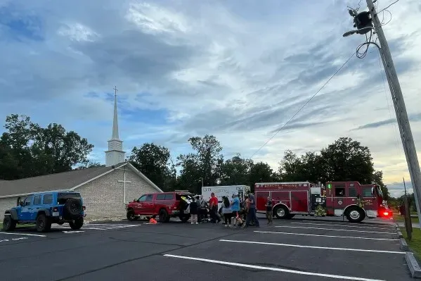 موقع الحادث في غريتنا، فيرجينيا، يظهر سيارات الطوارئ مع أفراد الشرطة والمساعدة في موقع إطلاق النار، حيث تم تنفيذ مذكرات توقيف.