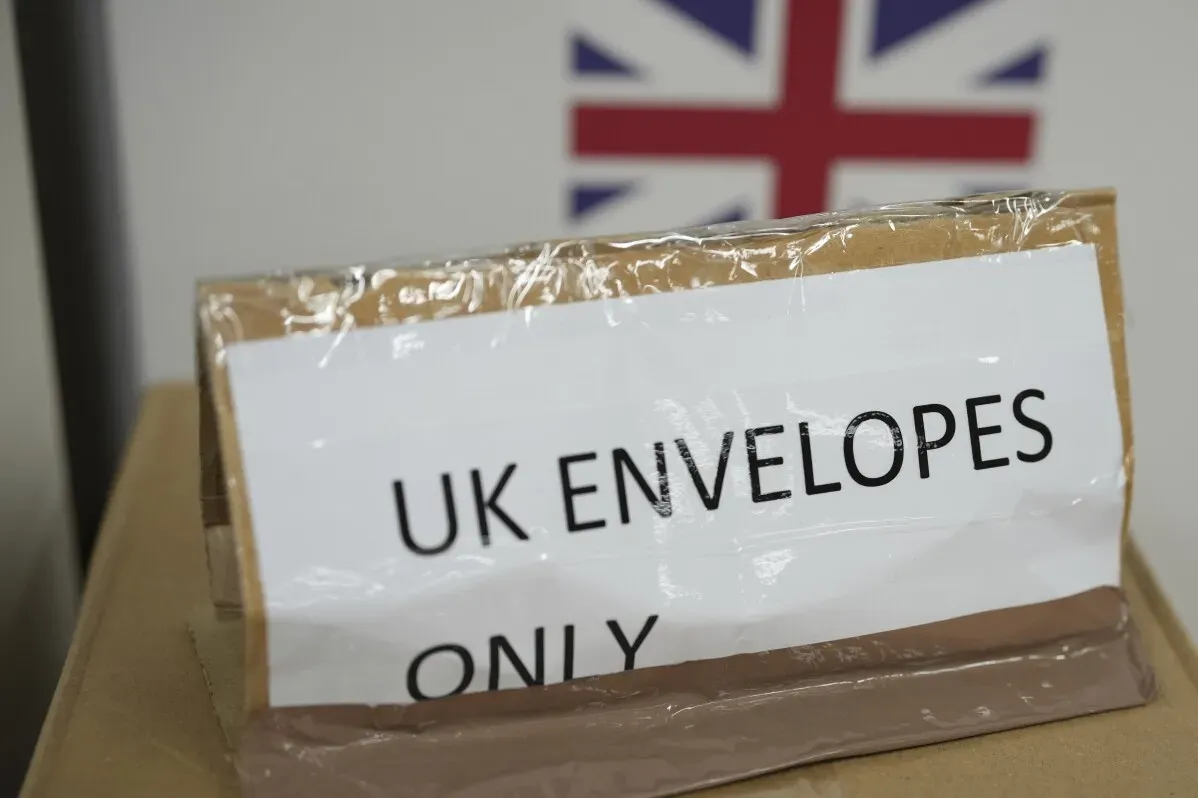 مظروف مكتوب عليه "UK ENVELOPES ONLY"، مع ظهور خلفية تحمل علم المملكة المتحدة، دلالة على تأثير خروج بريطانيا من الاتحاد الأوروبي.