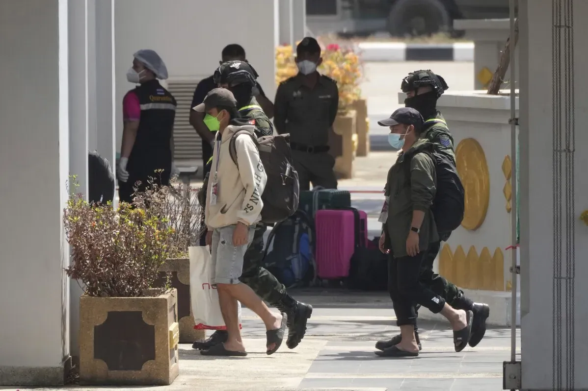 عودة 84 إندونيسيًا من مراكز الاحتيال في ميانمار، حيث يخضعون لفحوصات طبية قبل السفر إلى جاكرتا.