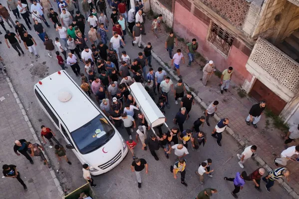 تشييع جنازة محمد غميرة في الحفّة وسط حشود من السوريين الذين يطالبون بالعدالة ضد انتهاكات مراكز الاحتجاز الأمنية.
