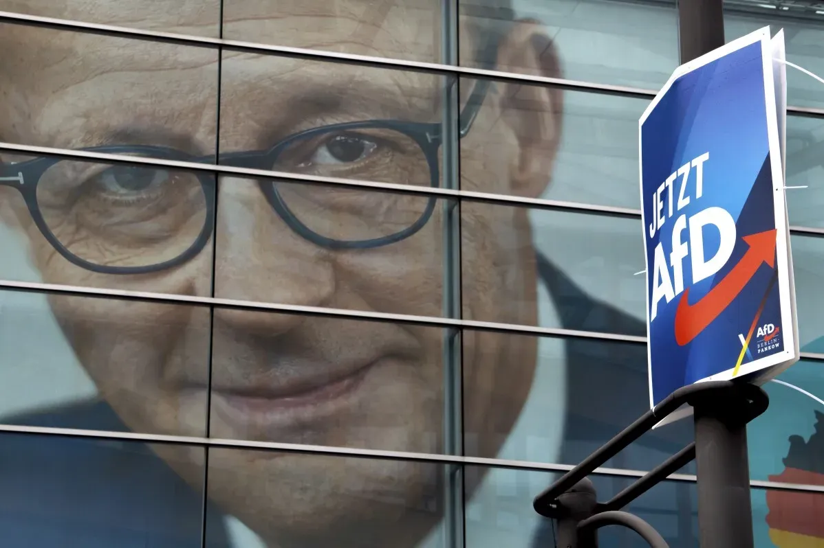 ملصق دعائي لحزب البديل من أجل ألمانيا (AfD) يظهر صورة لمرشح الحزب مع شعار "الآن AfD"، يعكس تصاعد الحزب في الساحة السياسية الألمانية.