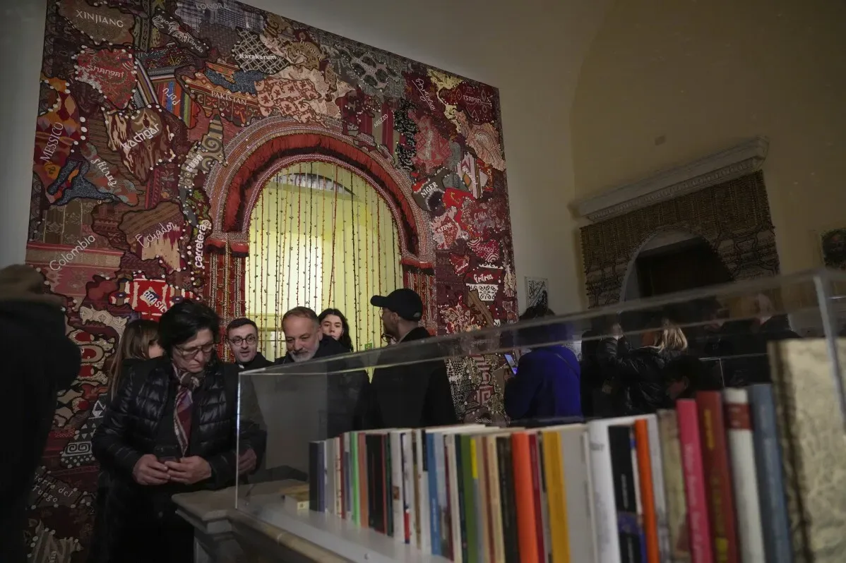 معرض "في الطريق" في مكتبة الفاتيكان يظهر مفهوم السفر العالمي، يتضمن زخارف فنية ومشاهد من التاريخ.