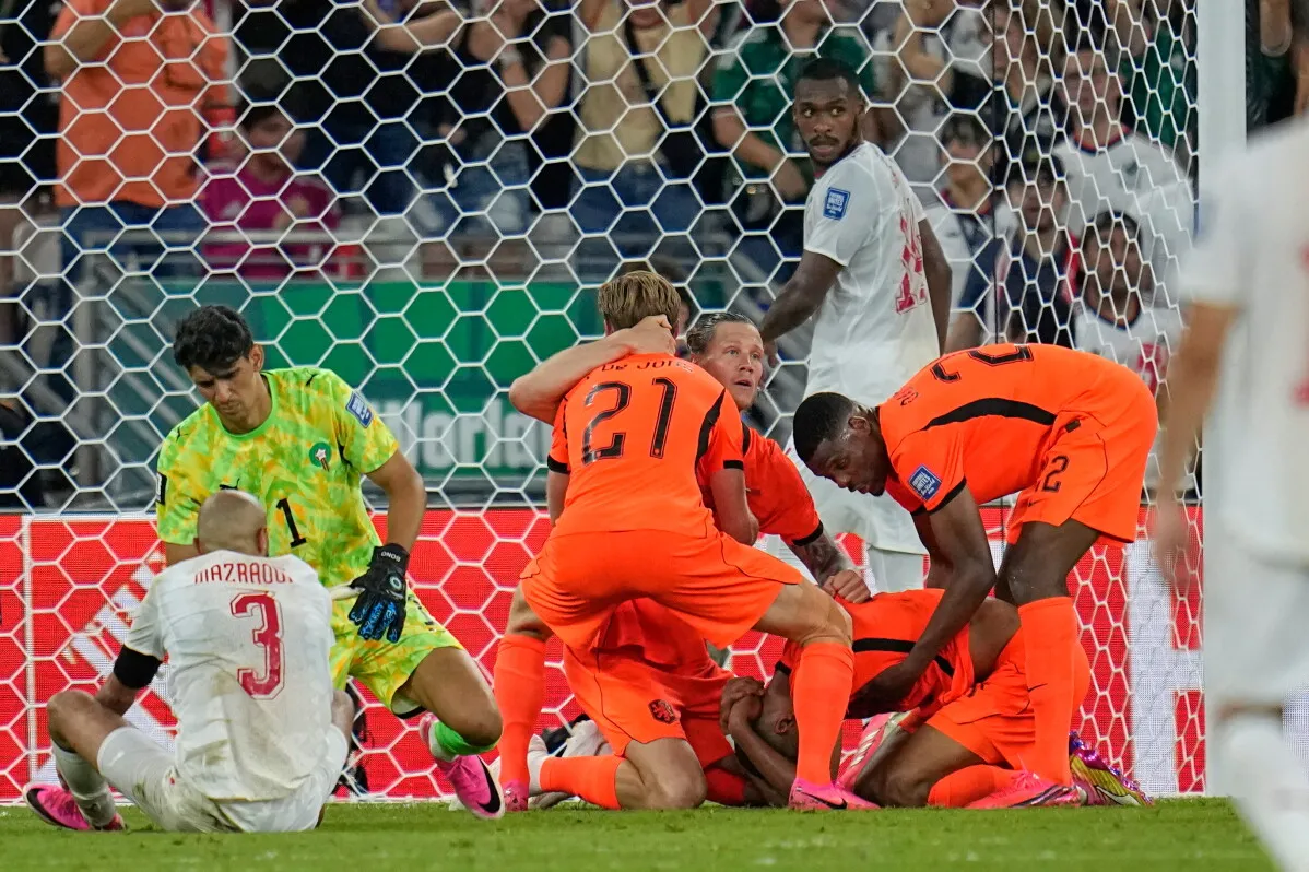 لاعب هولندي ينهار على أرض الملعب بعد تسجيل هدف في كأس العالم 2030، وزملاؤه يحيطون به في لحظة عاطفية مؤثرة.