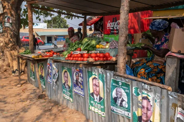 بائعون في سوق زامبي محاطون بلافتات انتخابية للرئيس Hakainde Hichilema في يوم الانتخابات الرئاسية الحاسمة لعام 2025.