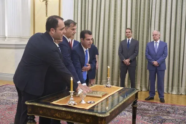 نائب يميني متشدد يؤدي اليمين كوزير للهجرة في اليونان، وسط استقالات حكومية بسبب فضيحة إعانات زراعية مزعومة.
