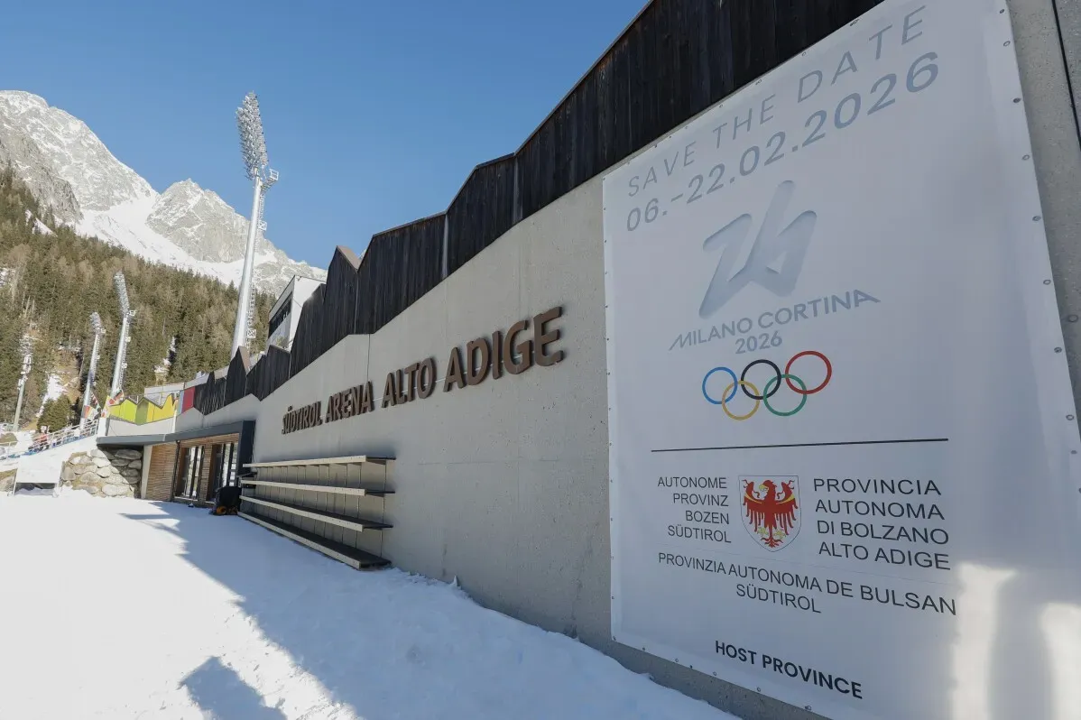 لافتة ترويجية لدورة الألعاب الأولمبية الشتوية في ميلانو كورتينا 2026، مع خلفية جبلية مغطاة بالثلوج.