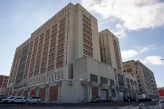 مبنى سجن فيدرالي في نيويورك، حيث تم احتجاز لويجي مانجيوني، مع تفاصيل معمارية بارزة تعكس حالة السجن.