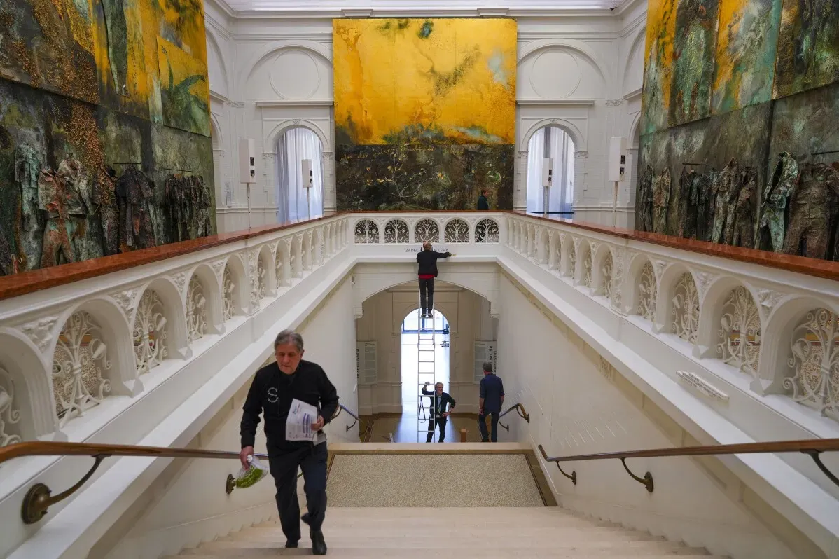 معرض "Sag mir wo die Blumen sind" في متحف فان جوخ، يعرض أعمال الفنان أنسلم كيفر، مع التركيز على تأثير فان جوخ في الفن المعاصر.