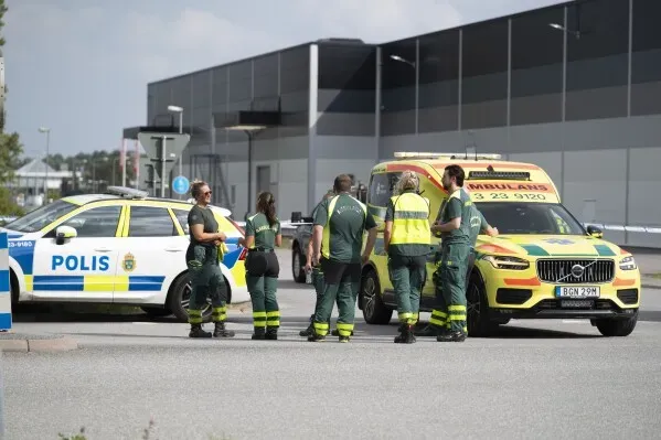 خدمات الطوارئ تتجمع بالقرب من موقع إطلاق النار في أوريبرو، حيث أسفر الحادث عن مقتل شخص وإصابة آخر، مرتبط بعنف العصابات.