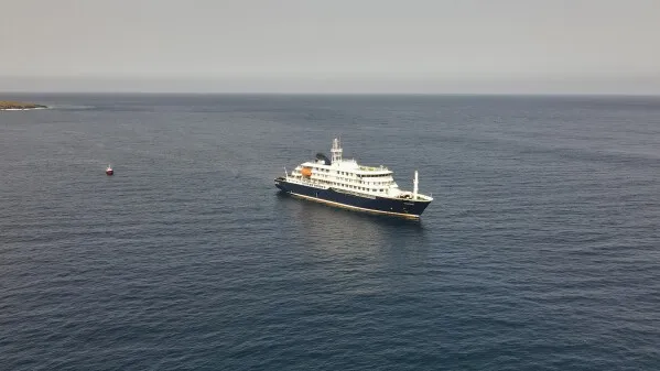 سفينة سياحية MV Hondius تبحر في المحيط الأطلسي، وسط تفشٍ نادر لفيروس الهانتا، حيث توفي ثلاثة ركاب حتى الآن.