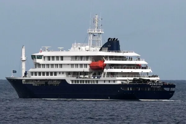 سفينة MV Hondius السياحية تبحر في المحيط الأطلسي، وسط جزر نائية، وسط تفشٍ نادر لفيروس الهانتا بين الركاب.