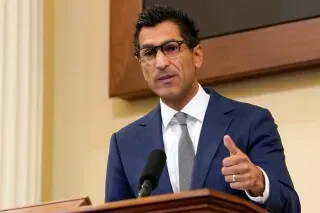 رئيس مجلس النواب روبرت ريفاس يتحدث خلال مؤتمر صحفي، موضحًا مشروع مراجعة النتائج لتحسين القوانين في ولاية كاليفورنيا.