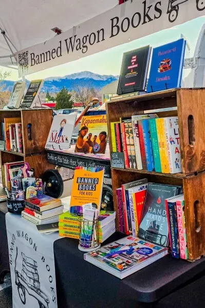متجر "الكتب المحظورة" يعرض مجموعة متنوعة من الكتب الخاضعة للرقابة، مع التركيز على حرية التعبير والمجتمع الأدبي.