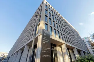 مبنى وزارة التعليم الأمريكية في واشنطن، مركز إدارة قروض الطلاب الفدرالية وسط أزمة متزايدة في التخلّف عن السداد.