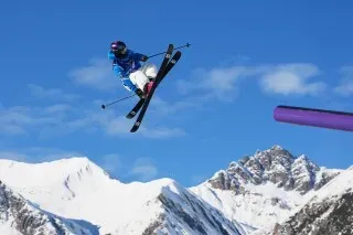 ميرو تابانيلي يتزلج في الهواء خلال قفزة مذهلة في جبال الألب، محققاً إنجازاً تاريخياً في التزلج الحر.