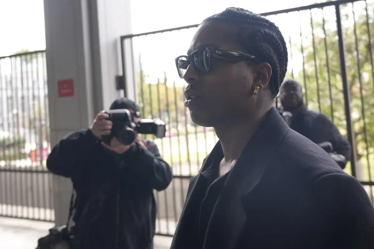يظهر مغني الراب A$AP Rocky وهو يغادر قاعة المحكمة في لوس أنجلوس خلال محاكمته بتهمة إطلاق النار على صديق سابق.