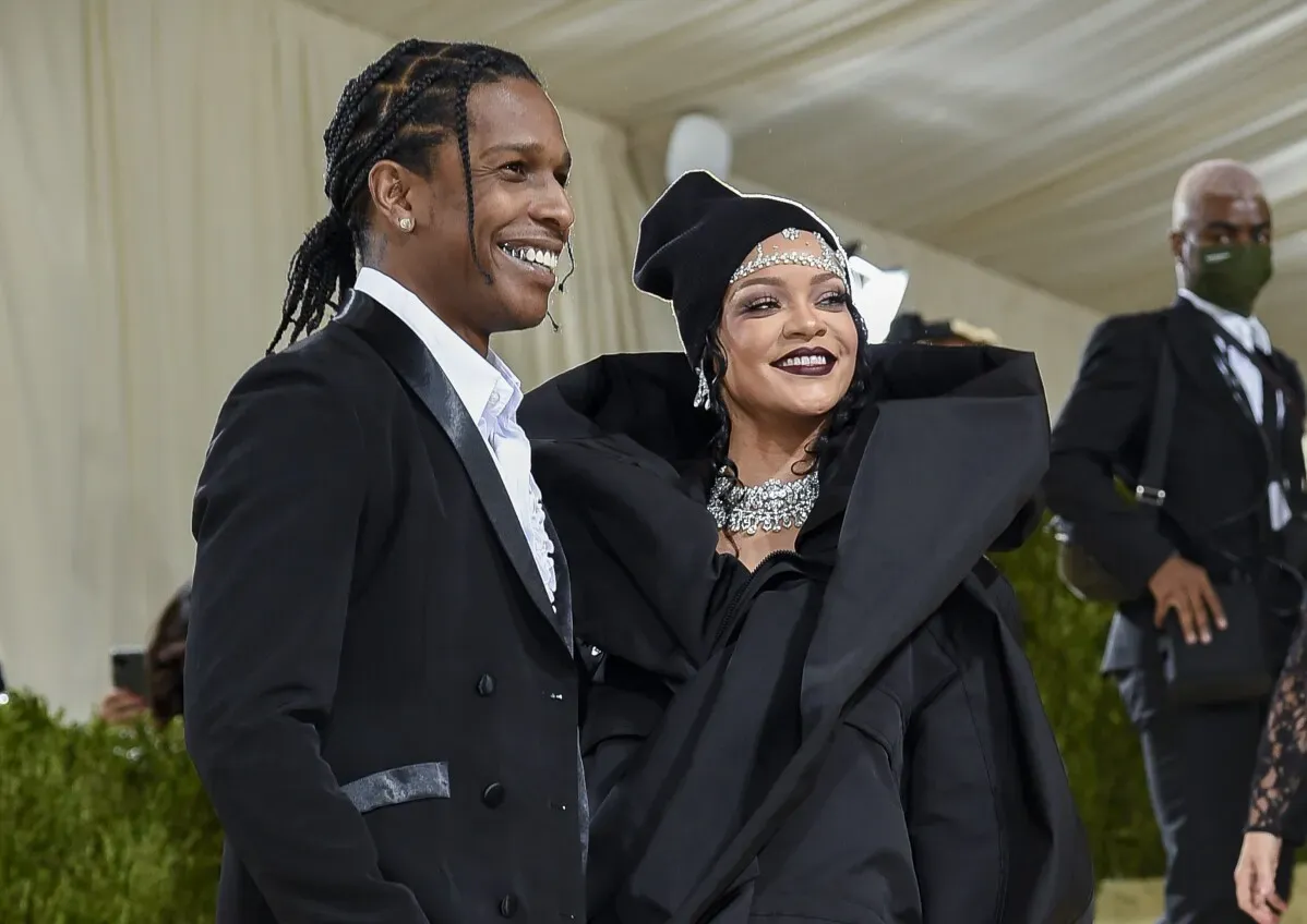 ما يُظهر A$AP Rocky وريريانا في حفل ميت غالا، مما يبرز صلاتهم كثنائي مشهور في سياق محاكمة روكي المرتقبة.