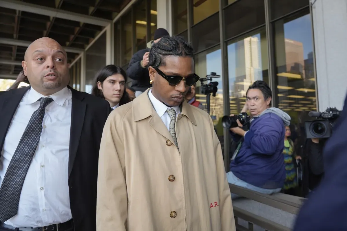 A$AP Rocky يغادر المحكمة في لوس أنجلوس، محاطًا بالصحفيين، بينما يواجه اتهامات بإطلاق النار على صديق سابق.