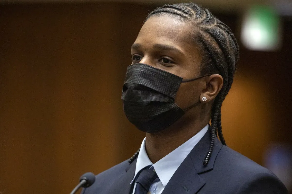 A$AP Rocky أثناء مثوله أمام المحكمة في لوس أنجلوس، حيث يواجه تهماً تتعلق بإطلاق النار على صديق سابق له.