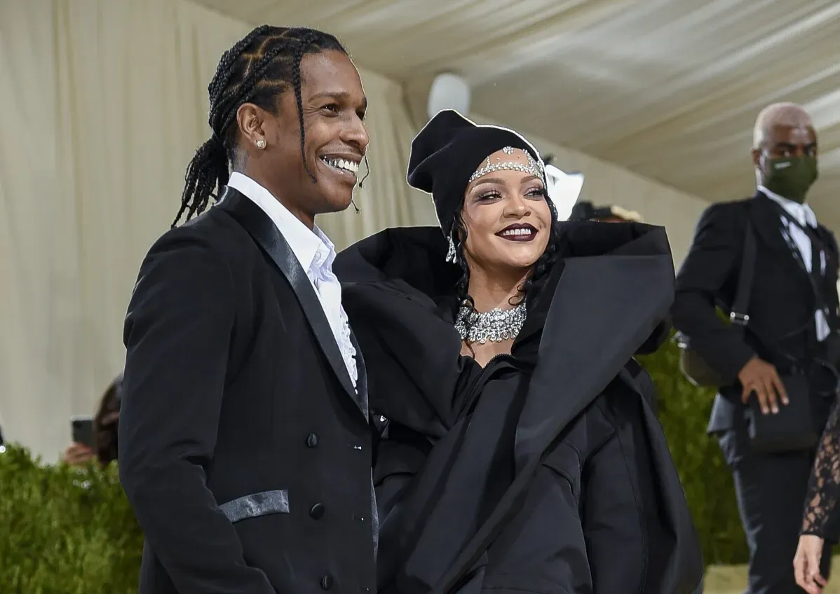 A$AP Rocky ورانا في حفل الميت غالا، حيث يتألقان بأزياء فاخرة. يعكس الحدث الشهرة المتزايدة والأزمات القانونية.