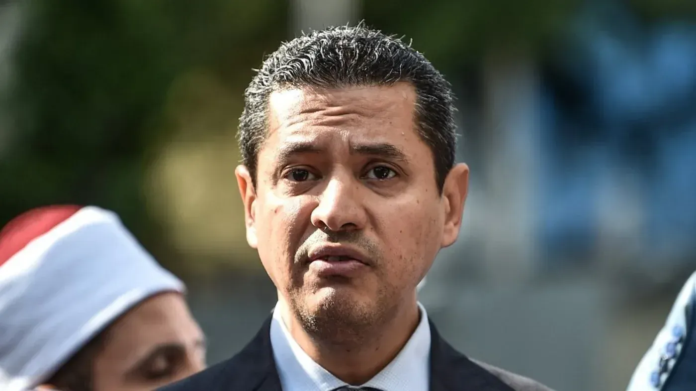 عبد الرحمن القرضاوي يتحدث بقلق خلال مؤتمر صحفي بعد اعتقاله في لبنان، وسط مخاوف من تسليمه إلى الإمارات.