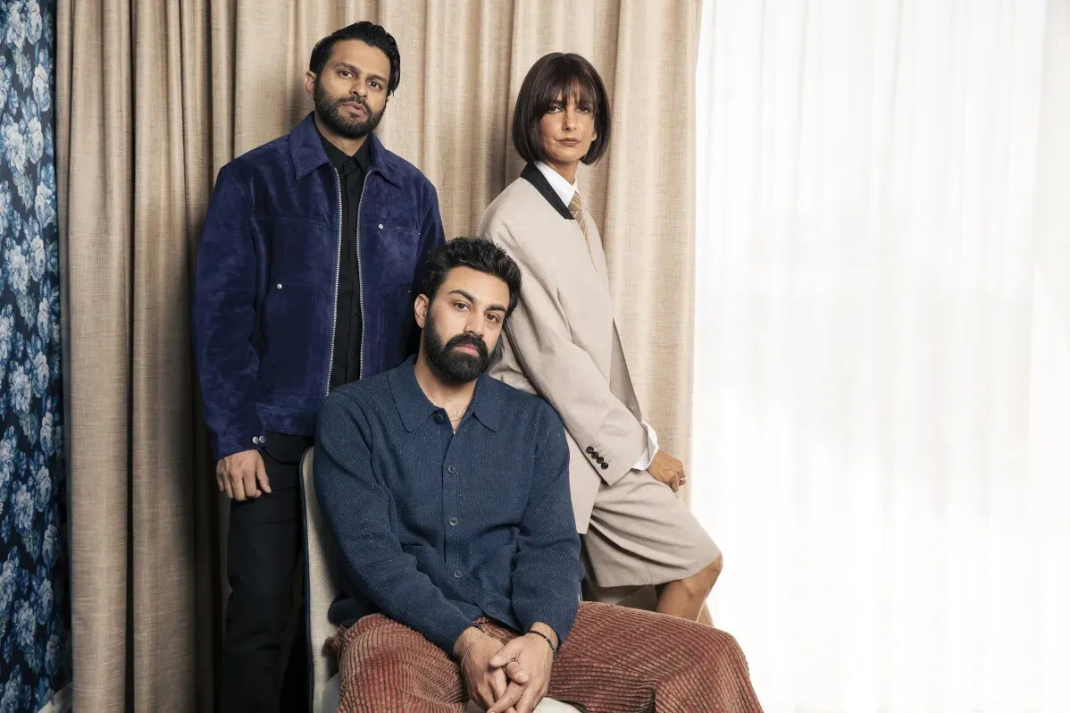 ثلاثة ممثلين من مسلسل "ديلي بويز" يقفون معًا في استوديو، يعكسون التنوع والعمق الكوميدي للعمل حول عائلة باكستانية أمريكية.