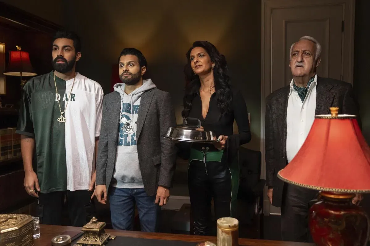 مجموعة من الشخصيات الرئيسية في مسلسل "ديلي بويز"، بما في ذلك شقيقان أمريكيان من أصل باكستاني، يعبران عن مزيج من الكوميديا والمواقف الغريبة.