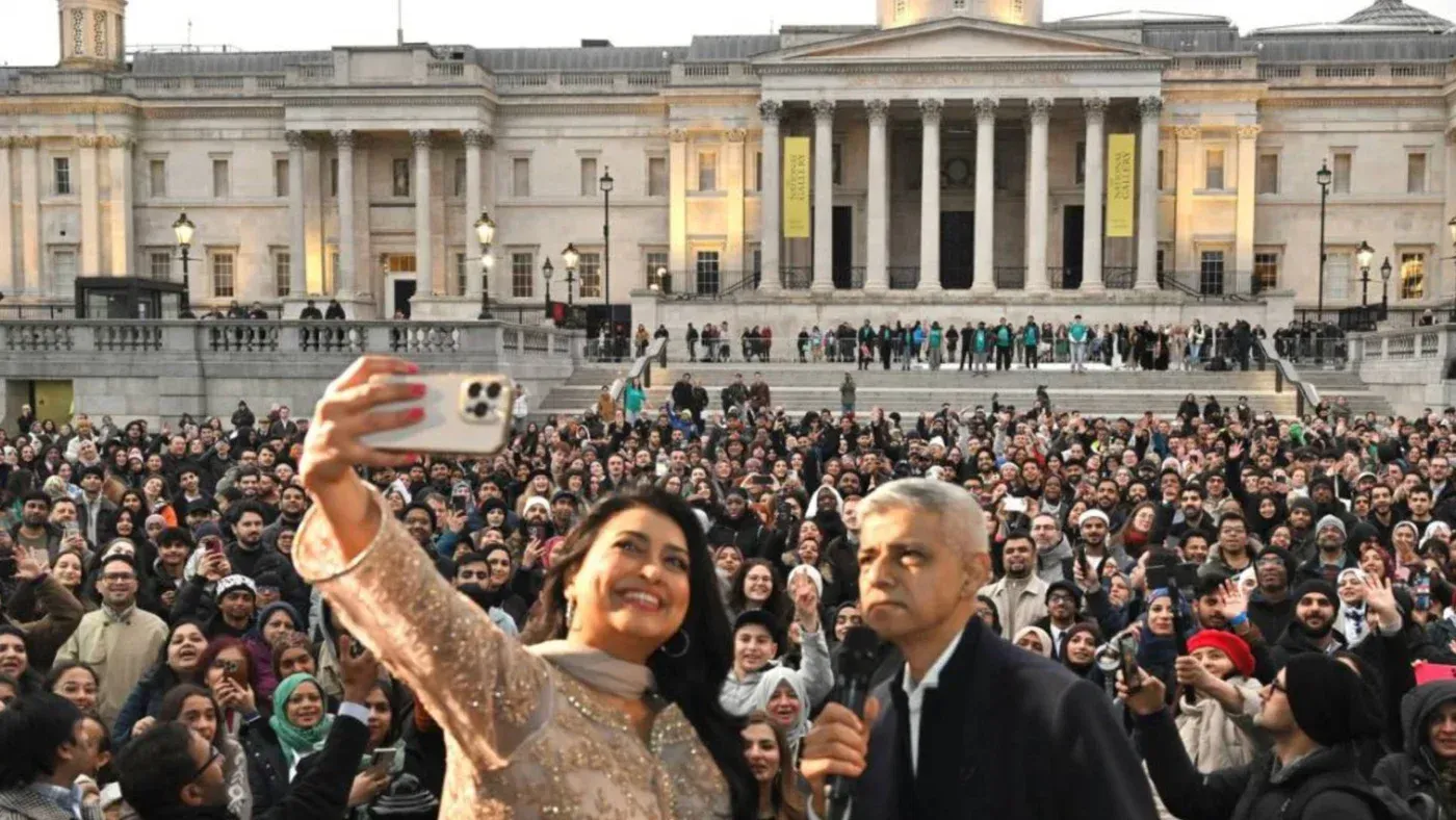 تجمع حشود كبيرة في ميدان ترافالغار بلندن خلال فعالية "الإفطار المفتوح"، مع ظهور عمدة لندن صادق خان في المقدمة.