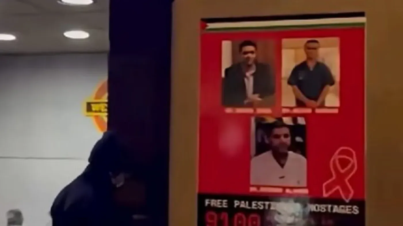 ملصق يحمل صورًا لأسرى فلسطينيين مع عبارة "حرروا الأسرى الفلسطينيين" وعدد الأسرى المحتجزين، في إطار حملة للمطالبة بالإفراج عنهم.