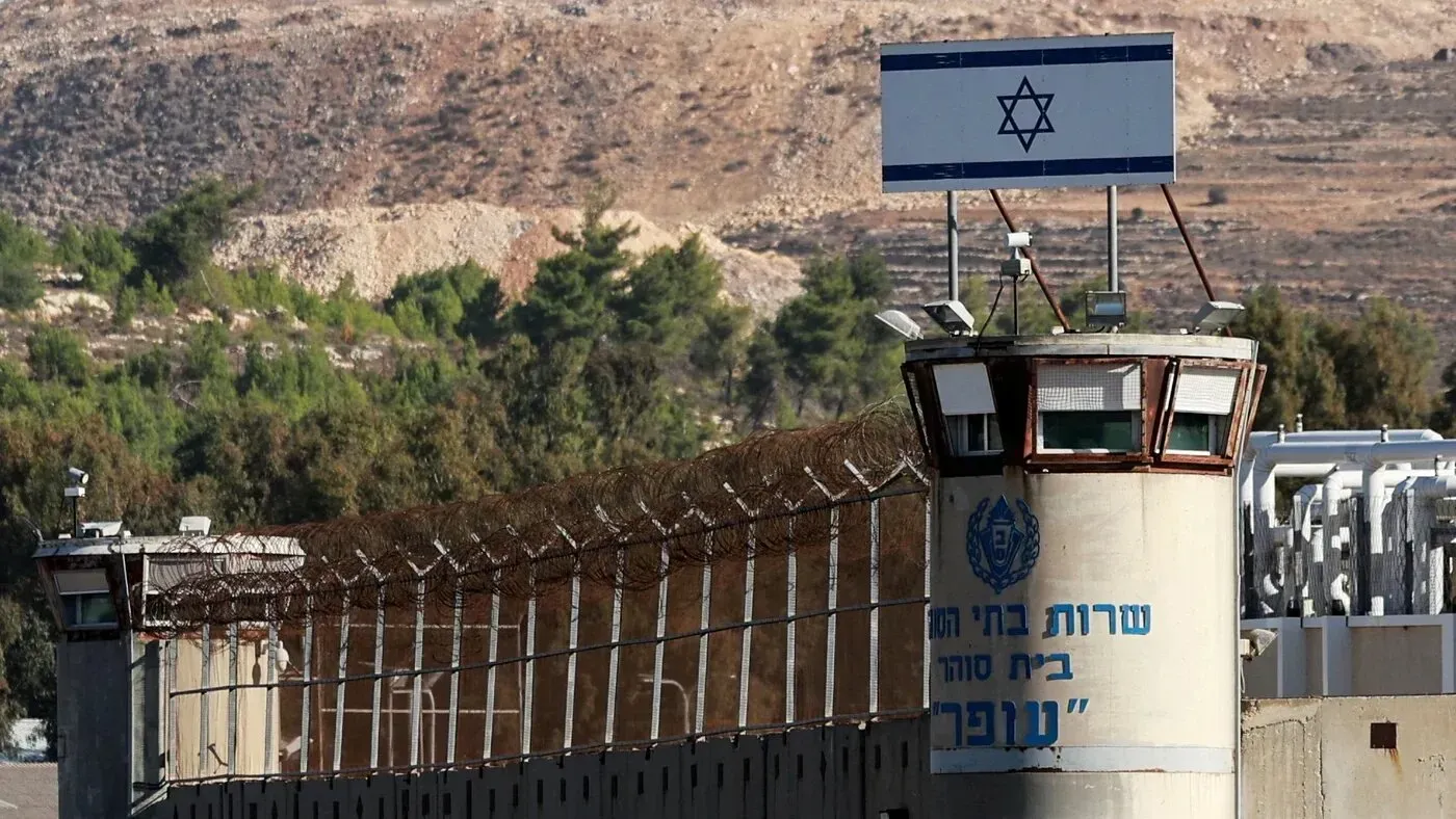 سجن مجدو الإسرائيلي، محاط بأسلاك شائكة، يعكس ظروف احتجاز صعبة وانتشار الأمراض المعدية بين المعتقلين.