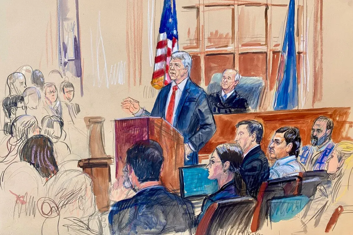 رسم توضيحي لجلسة محكمة في قضية محمد شريف الله، المتهم بالتآمر في تفجير مطار كابول، يظهر المحامي والمدعي العام والقاضي مع الحضور.