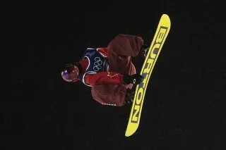 مارك ماكموريس، المتزلج الكندي، يؤدي قفزة في الهواء خلال تدريباته، بعد تعافيه من إصابة في الرأس وإصابات أخرى قبل أولمبياد ميلانو كورتينا.