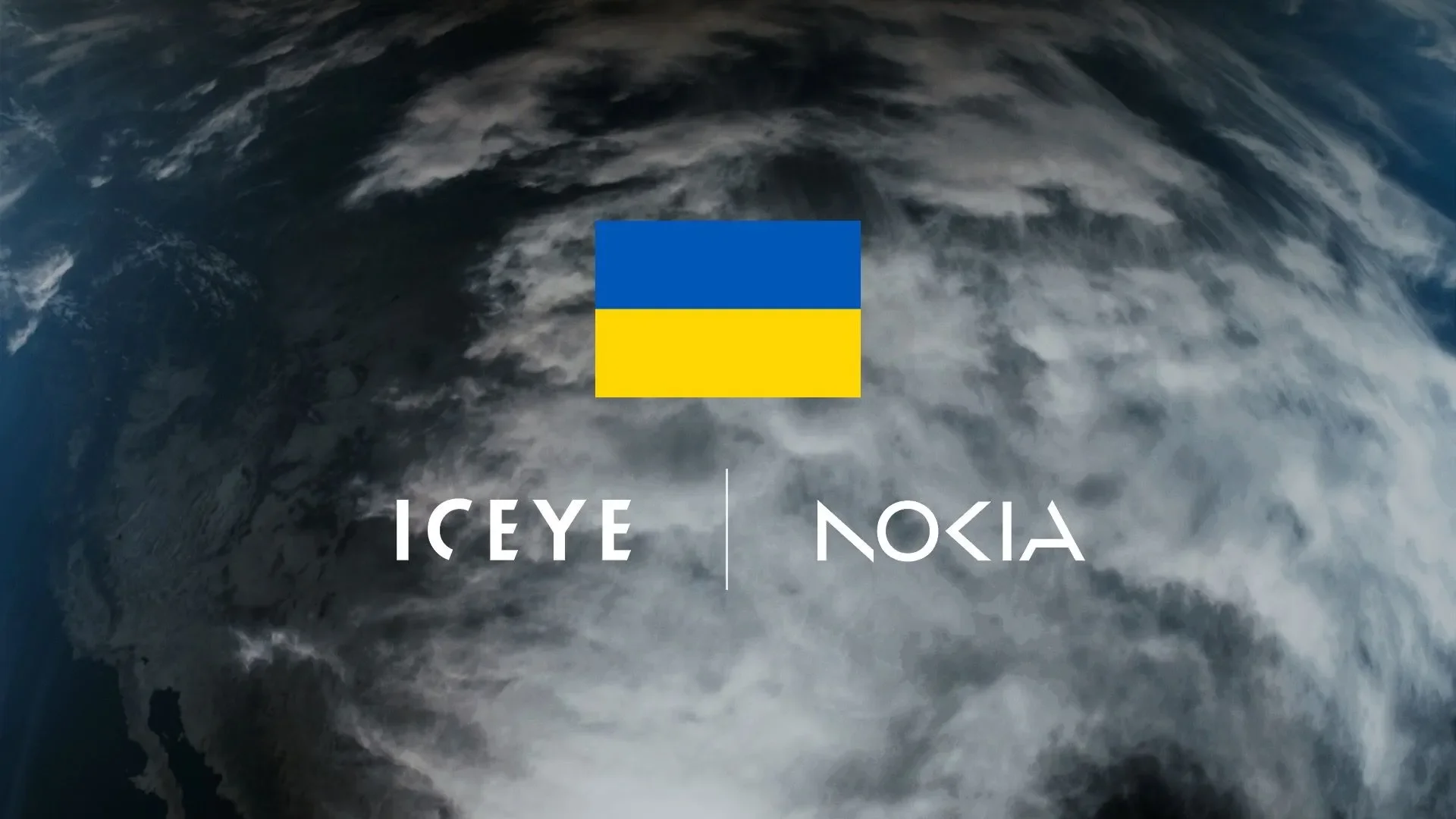 علم أوكرانيا مع شعارات شركتي Nokia وICEYE فوق صورة للأرض من الفضاء، تمثل التعاون لتطوير شبكة اتصالات فضائية سيادية لأوكرانيا.