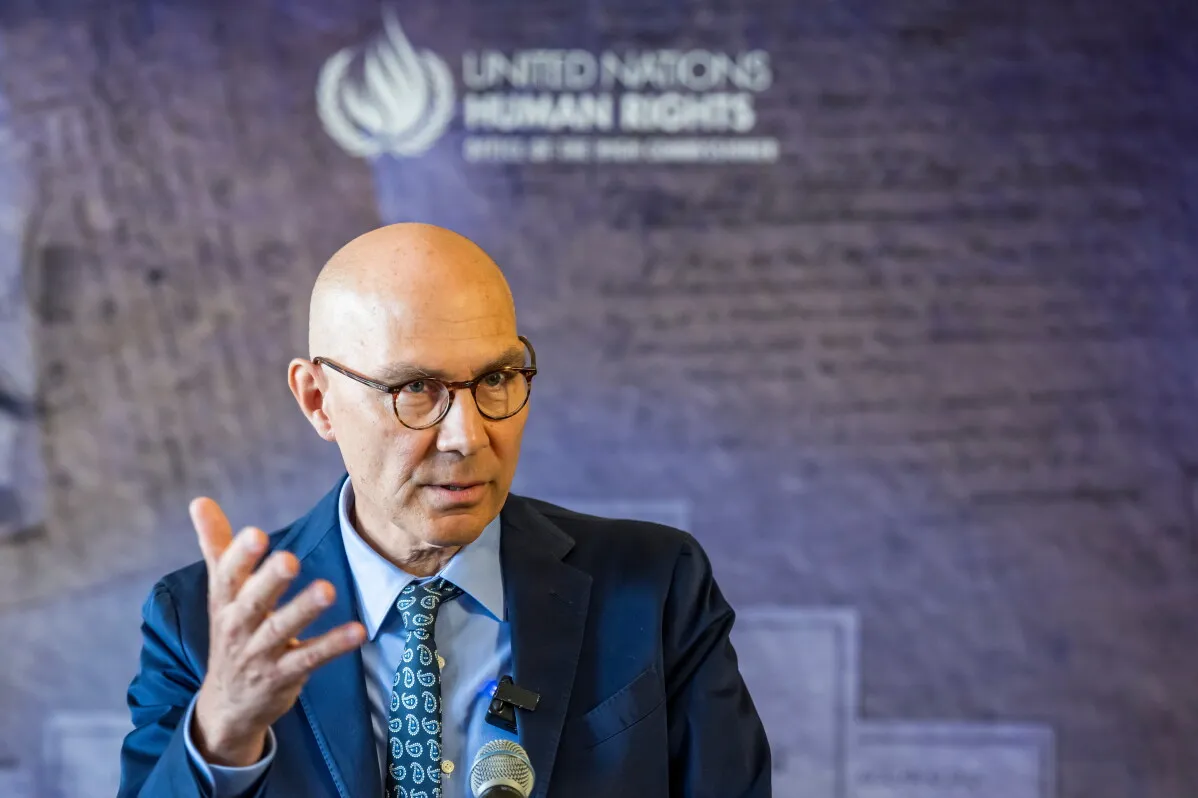 مفوّض الأمم المتحدة السامي لحقوق الإنسان Volker Türk يتحدث في مؤتمر صحفي، مع التركيز على قضايا الهجرة وحقوق الإنسان قبل كأس العالم.
