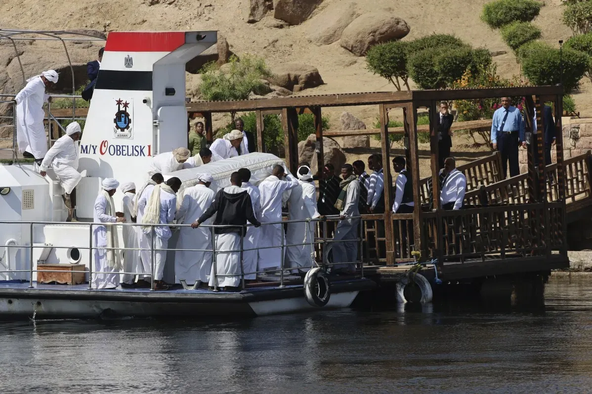 مراسم دفن الأمير كريم، الآغا خان الرابع، حيث يُحمل جثمانه ملفوفًا بكفن أبيض على يخت في نهر النيل بأسوان.