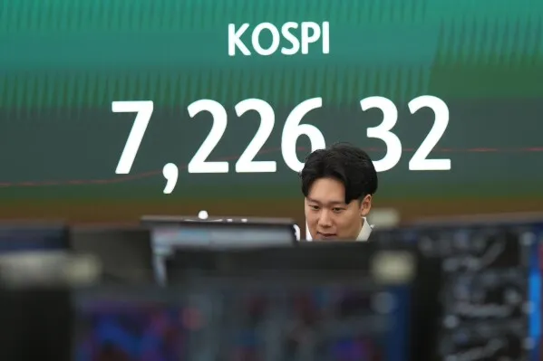 ارتفاع مؤشر كوسبي الكوري الجنوبي إلى 7,226.32 نقطة، مع تفاعل المتداولين في السوق بعد قفزة أسهم سامسونج.