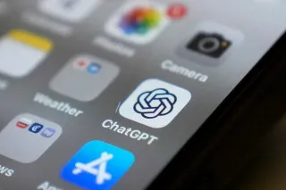 شعار تطبيق ChatGPT على شاشة هاتف ذكي يعكس موضوع الدراسة حول تأثير الرقابة الحكومية على نماذج الذكاء الاصطناعي.