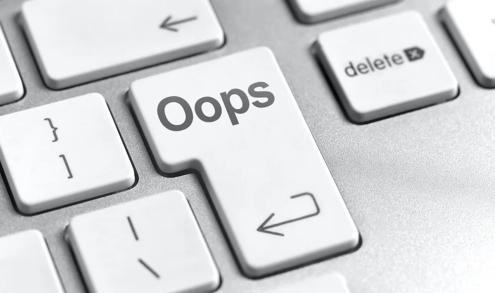 لوحة مفاتيح حاسوب مع مفتاح إدخال مكتوب عليه "Oops" يرمز إلى خطأ في الذكاء الاصطناعي وتأثيره على القرارات العسكرية.
