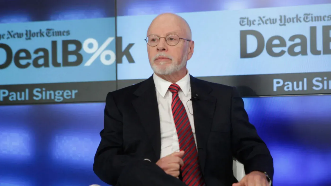 بول سينجر، المستثمر المعروف، يتحدث في حدث حول الاستثمارات. يسلط الضوء على تأثيره في صناعة النفط الفنزويلية وأزمة الديون.