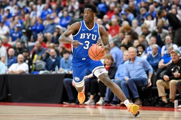 AJ Dybantsa، لاعب كرة السلة من BYU، يتقدم بالكرة خلال مباراة، مستعرضًا مهاراته بعد موسم استثنائي في الدوري الجامعي.