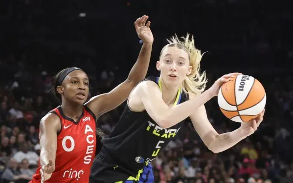 لاعبة كرة سلة من فريق دالاس وينجز تتنافس على الكرة ضد لاعبة من لاس فيجاس آيسيس خلال مباراة حماسية في الدوري.