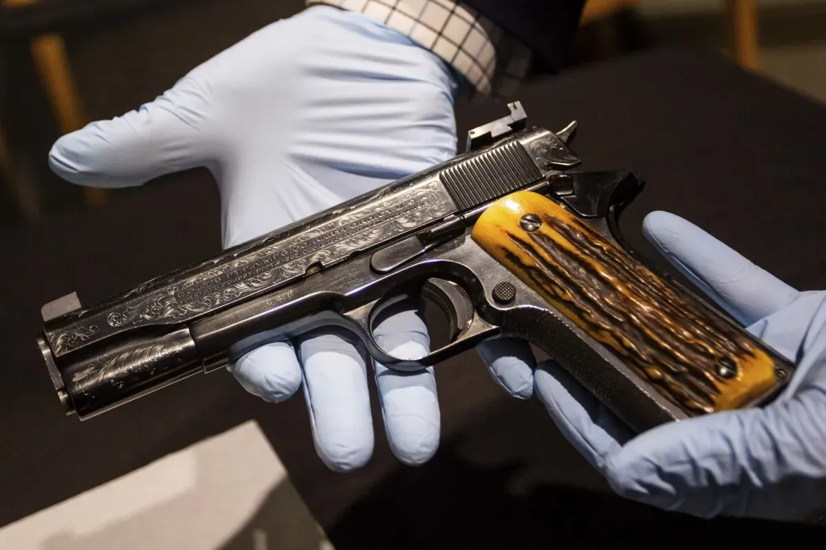 مسدس كولتي 1911 عيار 45، المفضل لآل كابوني، يُعرض في متحف المافيا، يمثل جزءًا من تاريخ عائلة كابوني وإرثه.