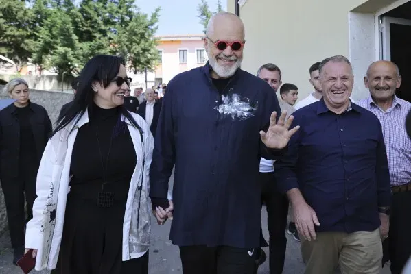 رئيس الوزراء الألباني إيدي راما يتجول مبتسمًا مع مؤيديه بعد الانتخابات، حيث حقق الحزب الاشتراكي فوزًا واضحًا.