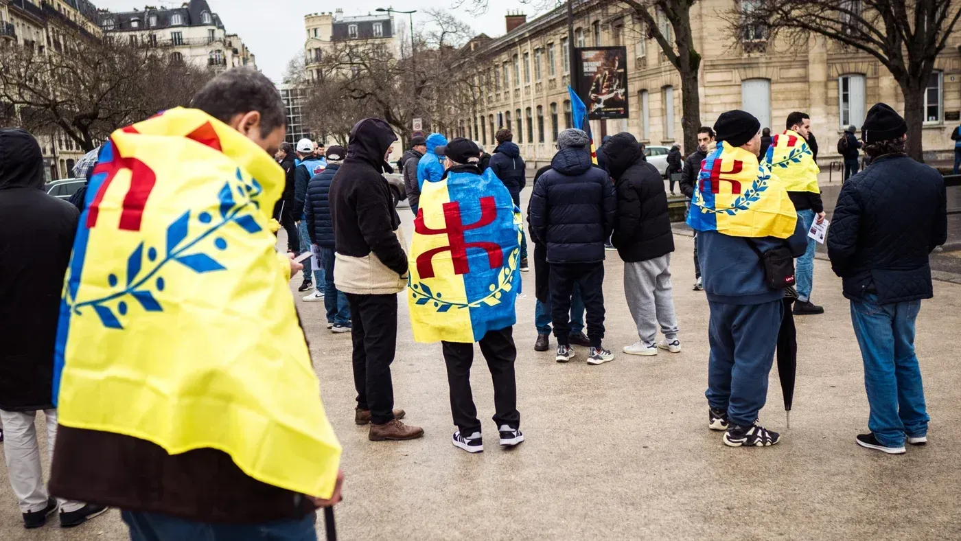 محتجون يرتدون أزياء تحمل رموز الحركة من أجل الحكم الذاتي لمنطقة القبائل، يعبرون عن مطالبهم في باريس.