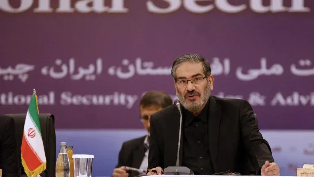 علي شمخاني، مستشار المرشد الأعلى الإيراني، يتحدث في مؤتمر حول الأمن القومي، وسط تدهور الأوضاع بعد الهجمات الإسرائيلية.